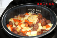 美味的腊肠土豆焖饭做法图解13)