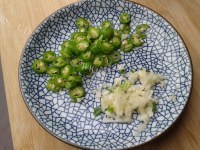 色泽鲜亮的蒜蓉茄子做法图解1)