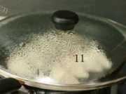 美味的鲜肉香菇锅贴做法图解8)