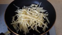 自制土豆香葱披萨做法图解2)