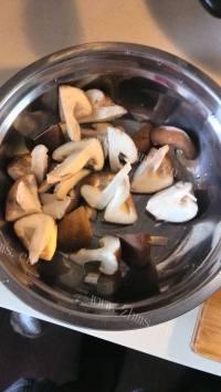 美味的香菇焖鸡块做法图解2)