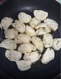 美味的孜然馍片做法图解2)