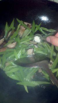 香味四溢的芹菜炒香菇做法图解8)
