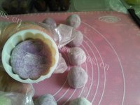 美味的紫薯玫瑰冰皮月饼做法图解13)