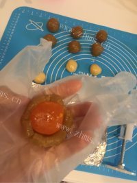 自制莲蓉蛋黄月饼做法图解4)