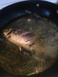 营养鲫鱼豆腐汤做法图解5)
