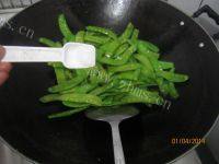 家常菜瘦肉炒荷兰豆做法图解8)