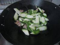 家常菜瘦肉炒丝瓜做法图解6)