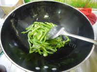 美味的青椒炒面筋做法图解5)