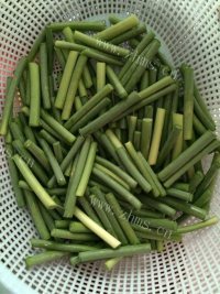 喷香的蒜苔炒肉做法图解1)