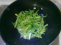 家常菜芹菜鱿鱼卷做法图解9)