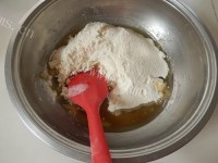 自制广式五仁月饼做法图解2)