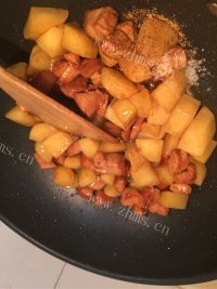 诱人的土豆烧肉做法图解9)