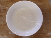 美味的肉饼咸蛋煲仔饭做法图解3)