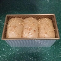 风味独特的苋菜汁炼乳腰果吐司做法图解14)