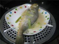 色味俱佳的清蒸黄鱼做法图解6)