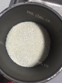 美味的青豆玉米腊肠饭做法图解2)
