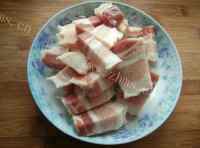 美味的土豆干焖肉做法图解1)