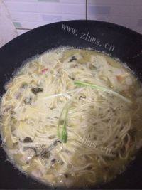 香鲜至极酸菜肉丝面做法图解3)