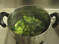 家常菜西兰花炒虾仁做法图解3)