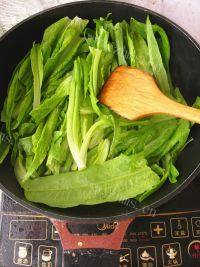 家常豆豉鲮鱼油麦菜做法图解3)