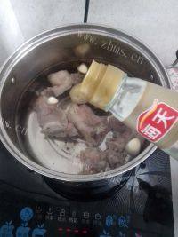 滋补的大骨玉米汤做法图解5)