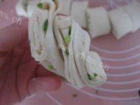 美味早餐香葱花卷做法图解9)