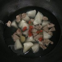 热腾腾的羊肉白萝卜汤