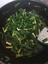 大蒜炒全鸡做法图解5)