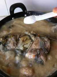 家常菜鱼头豆腐做法图解10)