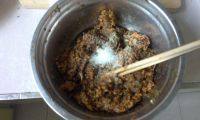 好吃的胡萝卜木耳牛肉馅饺子做法图解5)