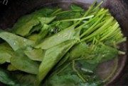 香喷喷的菠菜卷做法图解2)