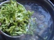 美味的夜兰花肉片汤做法图解4)