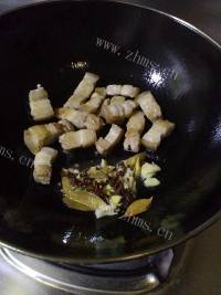 鲜香的马蹄红烧肉做法图解4)