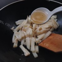 家常菜辣椒炒莲藕做法图解7)