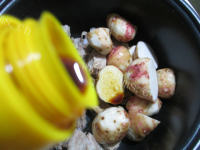 美味的豆结香芋焖排骨做法图解4)