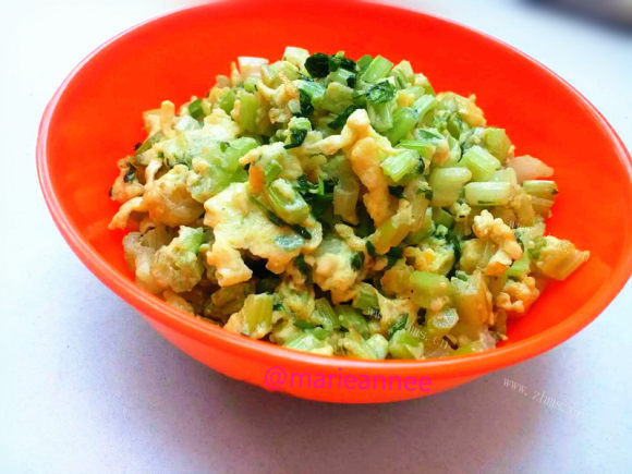 回味无穷的芹菜炒鸡蛋