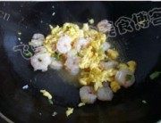 美味的三色虾仁炒蛋做法图解5)