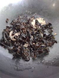 家常菜木耳炒肉片做法图解6)