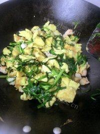 美味韭菜虾仁炒鸡蛋做法图解10)