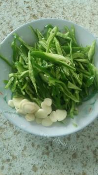 家常菜青椒炒肉丝做法图解1)