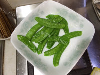 家常荷兰豆炒鲍片做法图解10)