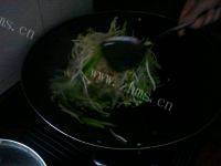 家常菜芹菜炒豆芽做法图解6)