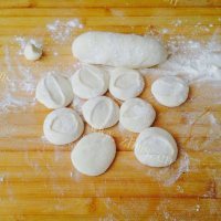 美味的柳叶煎饺做法图解8)