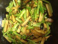 家常菜芹菜炒豆干做法图解7)
