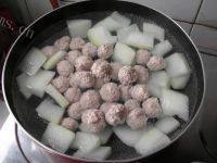 美味的冬瓜肉丸汤做法图解5)