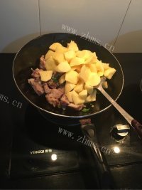 排骨炖土豆做法图解5)