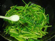蒜苔炒肉丝做法图解4)