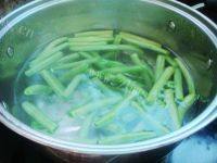 家常菜腊肉炒豆角做法图解2)