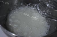 回味无穷的香葱火腿肉松蛋糕卷做法图解5)